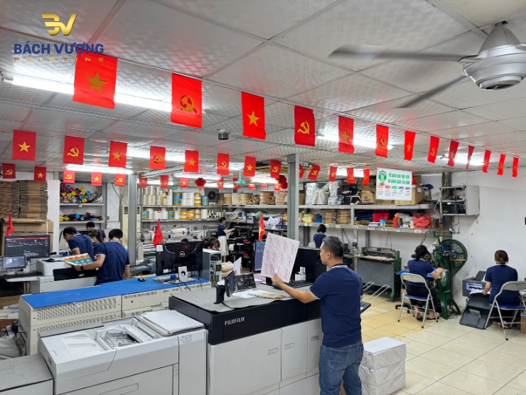 Đội ngũ kỹ thuật viên giàu kinh nghiệm làm chủ công nghệ in ấn tiên tiến tại nhà xưởng Bách Vượng