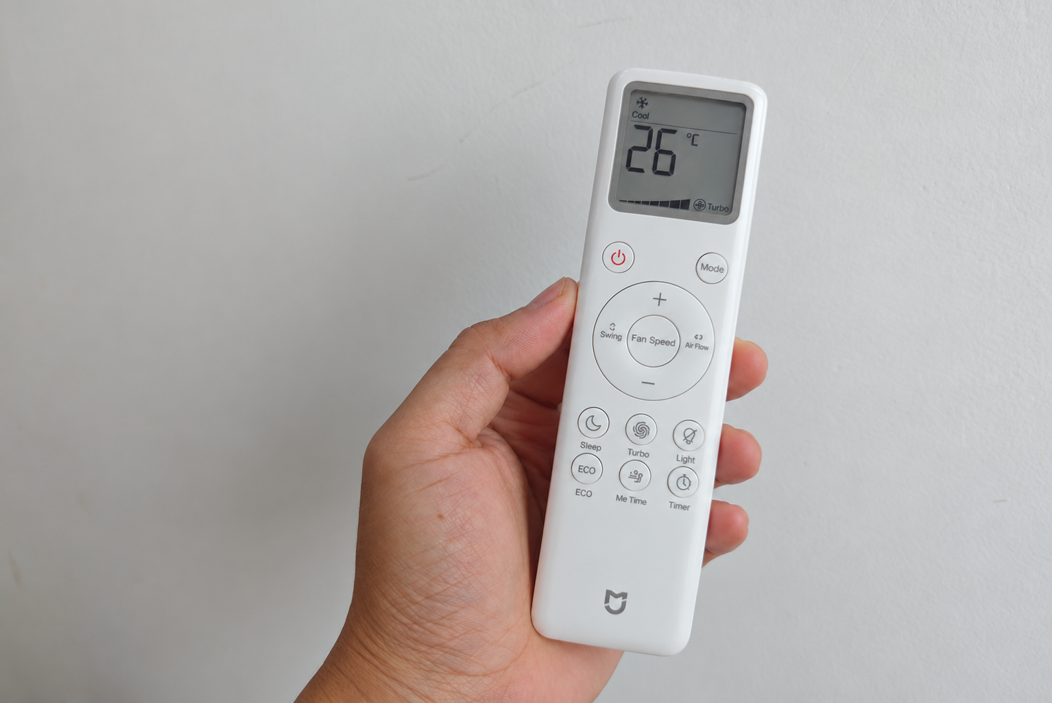Remote màu trắng đồng bộ với điều hòa.
