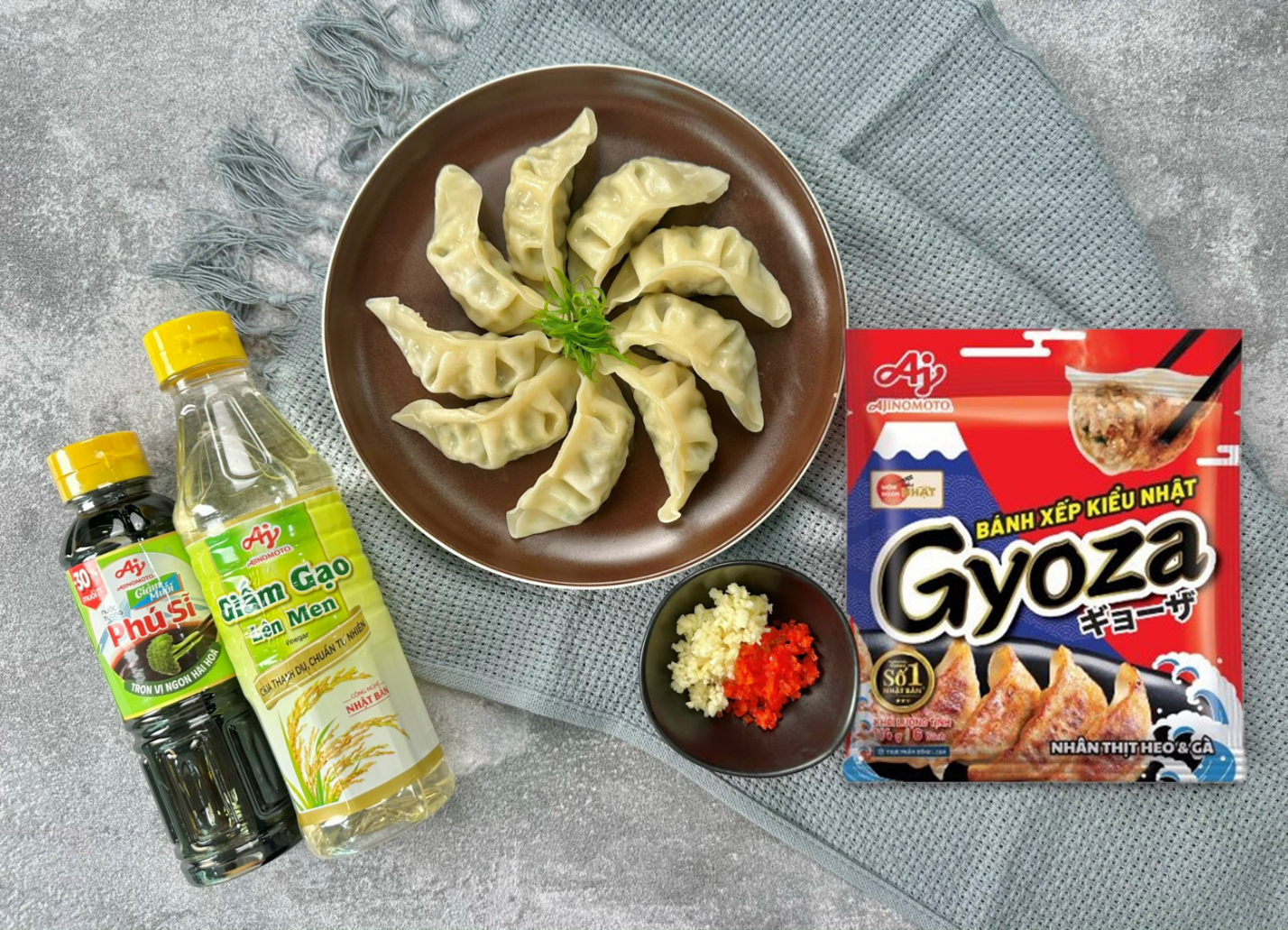 Sản phẩm Bánh xếp kiểu Nhật Gyoza nhân thịt Heo và Gà không cần rã đông mà chỉ cần áp chảo trong khoảng 6 phút.