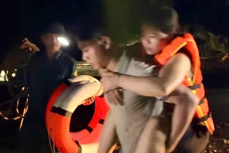 CLIP: Căng dây vượt nước lũ, đưa người dân đi cấp cứu trong đêm mưa Nghệ An