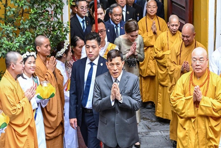 Vua và Hoàng hậu Thái Lan lễ Phật tại chùa Quán Sứ
