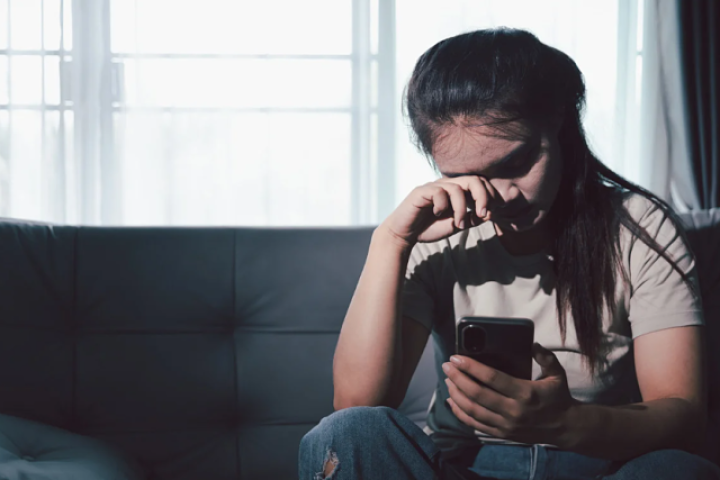 Bố ngoại tình, mẹ trút giận lên tôi suốt tuổi thơ