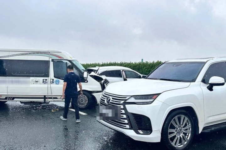 Dừng đột ngột trên cao tốc gây tai nạn, tài xế Lexus có thể đối mặt với điều gì?