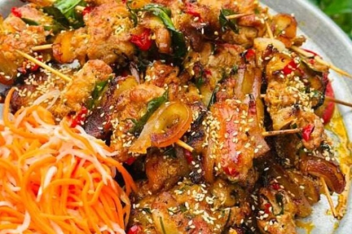 Loại rau gia vị có mùi thơm đặc trưng, vừa dịu vừa the, đem ướp thịt nướng là món ăn dậy mùi, giảm ngấy, cực ngon