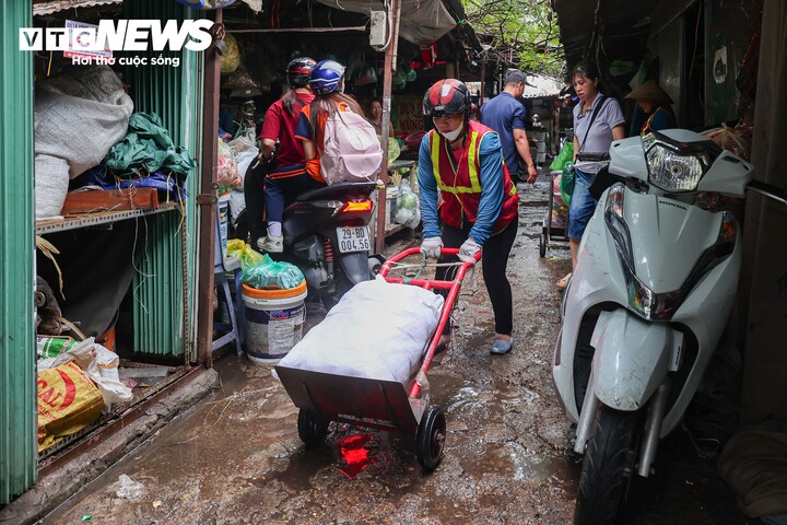 Tại khu vực bên trong chợ, hàng hóa từ các quầy được tiểu thương thu dọn, đưa lên xe tải để vận chuyển ra ngoài.