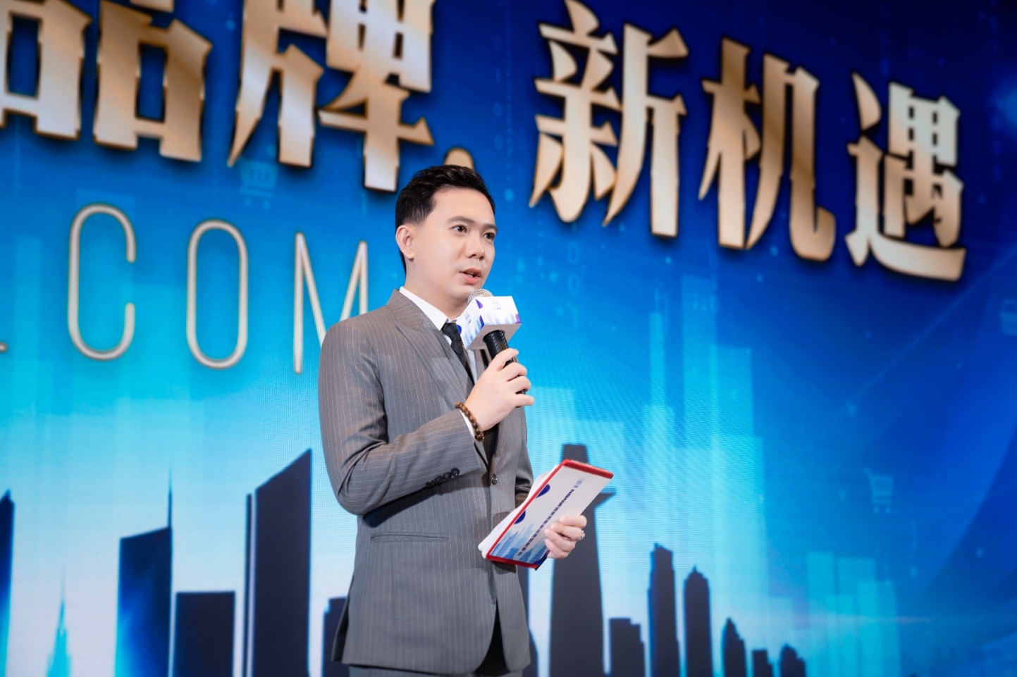 MC Đình Tân dẫn chương trình cho một sự kiện