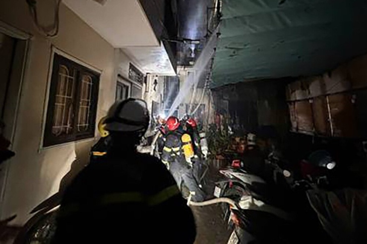 Ngay sau khi nhận được tin báo, Trung tâm Thông tin chỉ huy đã điều động lực lượng và phương tiện gồm 1 xe chỉ huy, 5 xe chữa cháy thuộc Đội Chữa cháy và CNCH khu vực số 8, 10 và 14 (Phòng Cảnh sát PCCC&CNCH) nhanh chóng đến hiện trường, phối hợp với chính quyền địa phương, Công an phường Tây Hồ và người dân tổ chức chữa cháy, cứu nạn, cứu hộ.