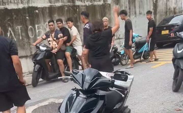 Sau khi được người dân can ngăn, nhóm người cầm hung khí rời khỏi hiện trường.
