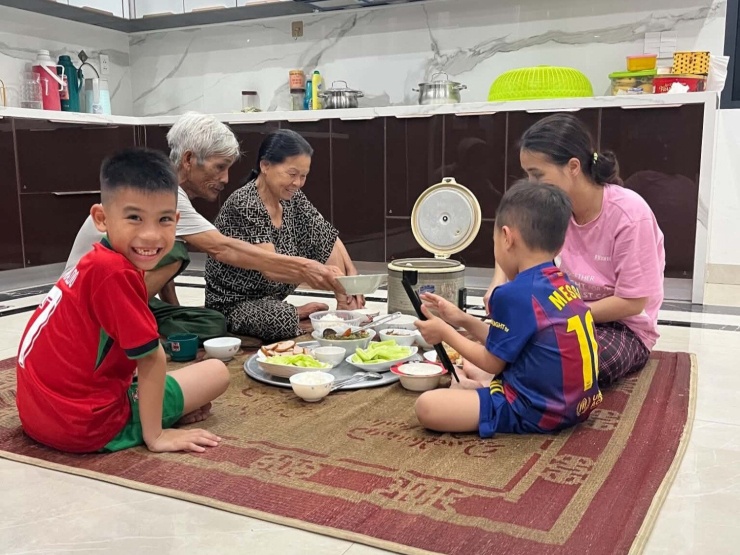 Khoảnh khắc gia đình sum vầy mỗi tối khiến anh Đức thêm tự tin khi chọn "làm ở phố, sống ở ngoại ô"