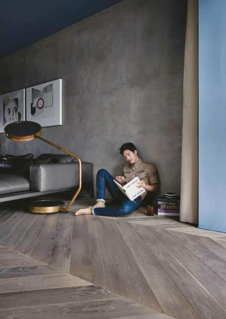 Tỉnh Bách Nhiên gần đây nhận nhiều chú ý nhờ vai Loan Niệm trong phim tình cảm đô thị "Đầu xuân tươi sáng", đóng cùng Tôn Thiên. Tác phẩm lên sóng từ 26/8, vượt mốc 10.000 điểm nhiệt trên Youku sau bốn ngày, nhanh nhất trong nhóm phim ngôn tình hiện đại của nền tảng năm nay. Phim cũng vào top 3 series không nói tiếng Anh được xem nhiều nhất trên Netflix. Trong phim, Tỉnh Bách Nhiên trong hình tượng Loan Niệm - giám đốc sáng tạo lạnh lùng, chú trọng trang phục và không gian sống. Ngoài đời, căn hộ của diễn viên Tỉnh Bách Nhiên với định hướng tạo không gian sống dành cho người độc thân, ưu tiên sự yên tĩnh và bố cục mở. Gia chủ trực tiếp tham gia quá trình định hình phong cách, lựa chọn vật liệu, màu sắc và nhiều món nội thất. Một số nguồn Trung Quốc ước tính căn hộ trị giá khoảng 30-37 triệu nhân dân tệ, tương đương 116-143 tỷ đồng theo tỷ giá hiện tại.