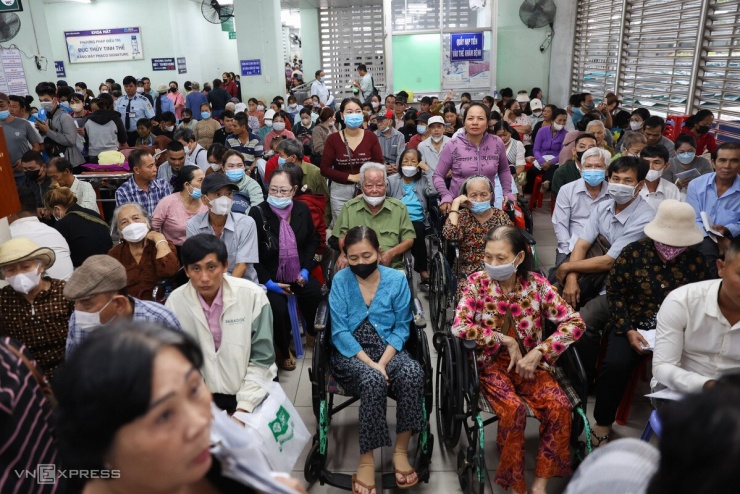Xong khâu tiếp nhận, người bệnh chuyển sang phòng đóng tiền khám và tiếp tục ngồi chờ kín các hàng ghế. Bệnh viện để sẵn ghế ngồi chờ nhưng bệnh nhân đông, hết ghế, nhiều người phải đứng.