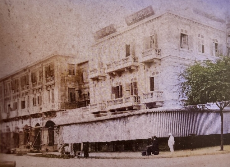 Khách sạn do Gustave Émile Dumoutier, một viên chức trong ngành giáo dục và Andre Ducamp, nhà đầu tư độc lập người Pháp, góp vốn dưới danh nghĩa Công ty kinh doanh bất động sản Pháp (Societe Francaise Immobiliere). Ảnh bên ngoài khách sạn năm 1908.