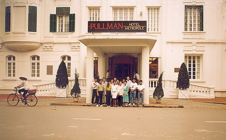Đầu những năm 1990, cái tên Metropole được sử dụng trở lại và là tên chính thức của khách sạn. Sau hai năm đóng cửa trùng tu, khách sạn mở cửa tháng 3/1992 và trở thành một trong những mô hình liên doanh với nước ngoài đầu tiên tại Hà Nội.