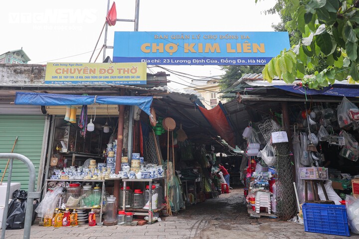 Chợ Kim Liên tại số 23 phố Lương Định Của, phường Kim Liên, Hà Nội, được đưa vào sử dụng từ năm 1992. Với diện tích khoảng 1.655m², đây là chợ dân sinh hạng 3, gắn bó với hoạt động buôn bán của nhiều thế hệ tiểu thương và nhu cầu mua sắm của người dân trong khu vực. Trước thời điểm dừng hoạt động, gần 200 tiểu thương vẫn kinh doanh tại chợ.