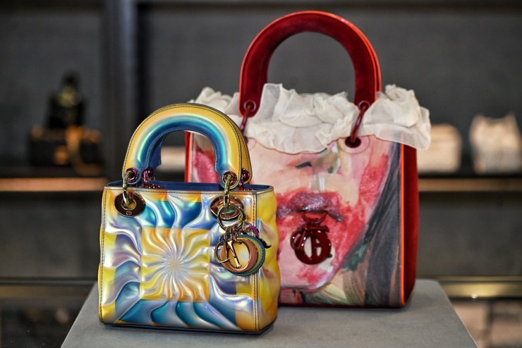 Phiên bản giới hạn Mini Lady Dior của Judy Chicago và Medium Lady Dior của Claire Tabouret đang được đấu giá. Ảnh: CNA