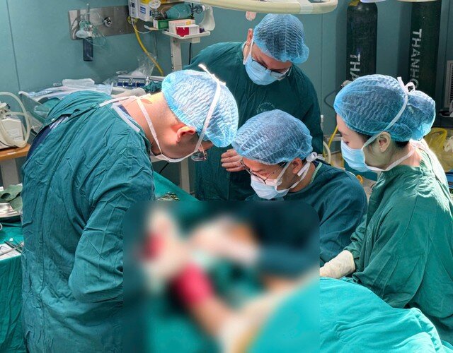 Các bác sĩ phẫu thuật cho bệnh nhân. Ảnh: BVCC. 