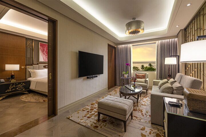 Phòng suite là khu lưu trú gồm nhiều không gian liên thông, thay vì chỉ một phòng ngủ đơn thuần. (Ảnh: Admiralhotelmanila)