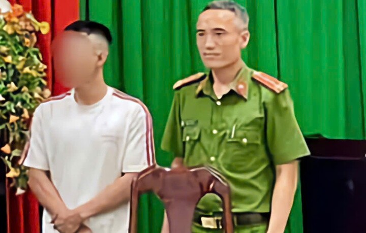 Hà Hồng Đức (áo trắng) bị khởi tố.