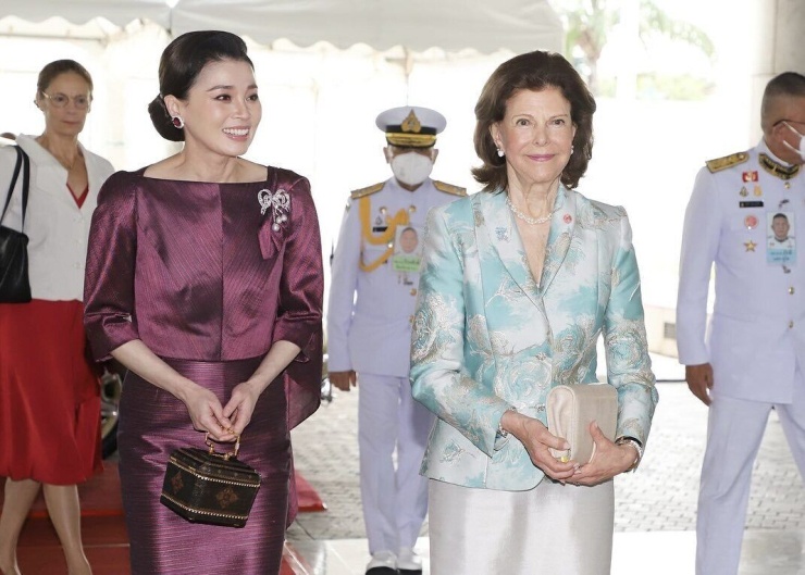 Phong cách hiện đại pha truyền thống của Hoàng hậu Thái Lan - 4