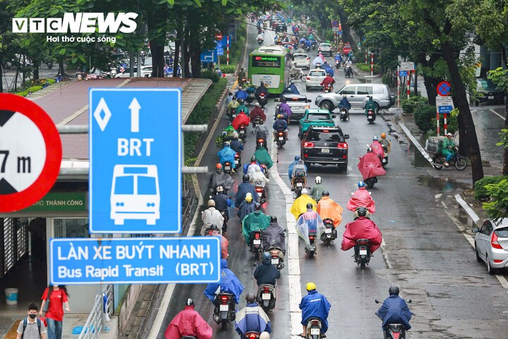 Việc mở làn BRT cho các phương tiện góp phần tăng thêm không gian lưu thông, giúp dòng xe được phân bổ trên nhiều làn thay vì tập trung vào các làn đường còn lại.