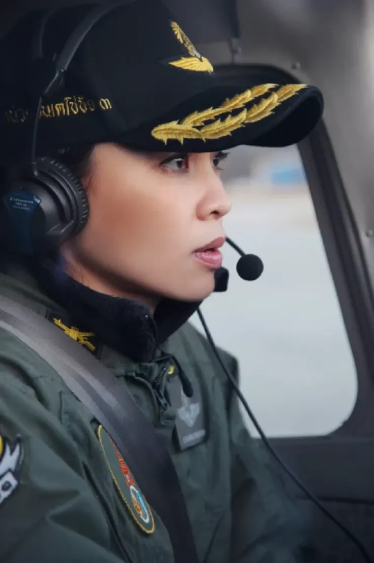 Hoàng hậu Suthida chương trình huấn luyện trên tiêm kích Gripen. Ảnh: The Nation