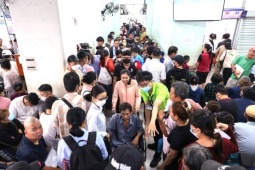 Chen chúc từ rạng sáng chờ khám tại Bệnh viện Chợ Rẫy