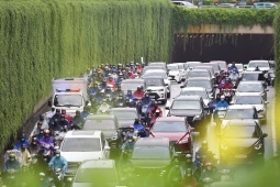 Hà Nội: Dòng xe 'bất động' ở hầm chui Trung Hòa giờ cao điểm