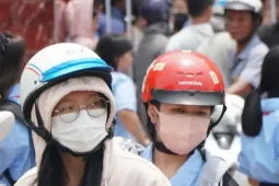 Mang cơm tới trường cho con sau vụ phát hiện 'cánh gà chiên còn sống' trong suất ăn