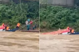 Thuyền đưa người dân vượt lũ qua sông bị chìm