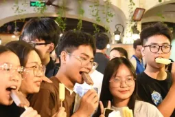 Đội mưa đến check-in lần cuối ở kem Tràng Tiền
