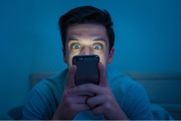 Phát hiện mới về sự nguy hiểm từ việc "dán mắt" vào ánh sáng màn hình ban đêm