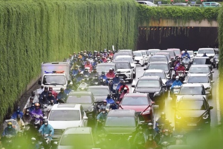 Hà Nội: Dòng xe 'bất động' ở hầm chui Trung Hòa giờ cao điểm