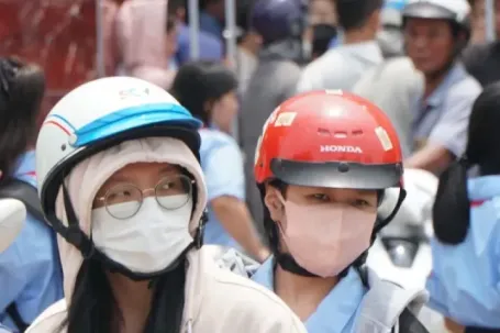 Mang cơm tới trường cho con sau vụ phát hiện 'cánh gà chiên còn sống' trong suất ăn