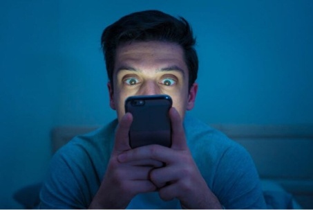 Phát hiện mới về sự nguy hiểm từ việc "dán mắt" vào ánh sáng màn hình ban đêm
