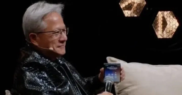 CEO Nvidia bật loa ngoài cho hàng trăm người nghe cuộc gọi của Tổng thống Trump