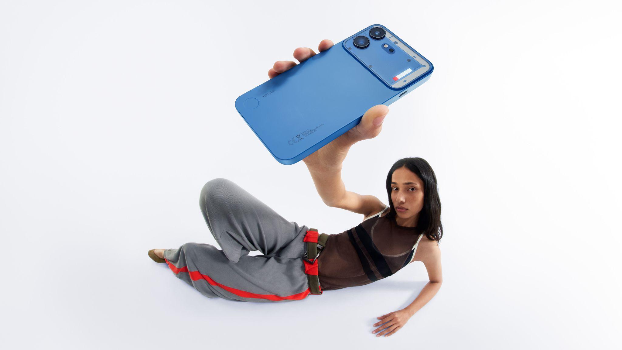 Nothing Phone (4b) phiên bản màu xanh tạo điểm nhấn cho bản phối thời trang, giúp người trẻ thể hiện dấu ấn riêng