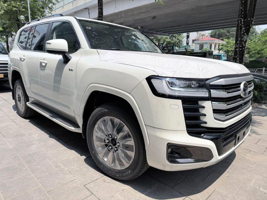 Xe được trang bị khối động cơ xăng V6, dung tích 3.5L tăng áp kép với một mô-tơ điện tích hợp.