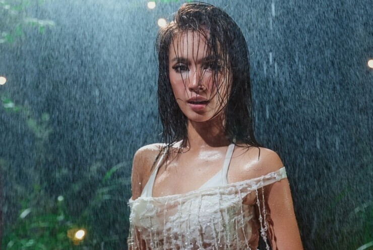 Ái Phương khoe body nóng bỏng trong MV