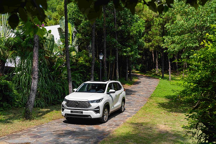 Giá xe Toyota Innova Cross lăn bánh kèm ưu đãi tháng 9/2026