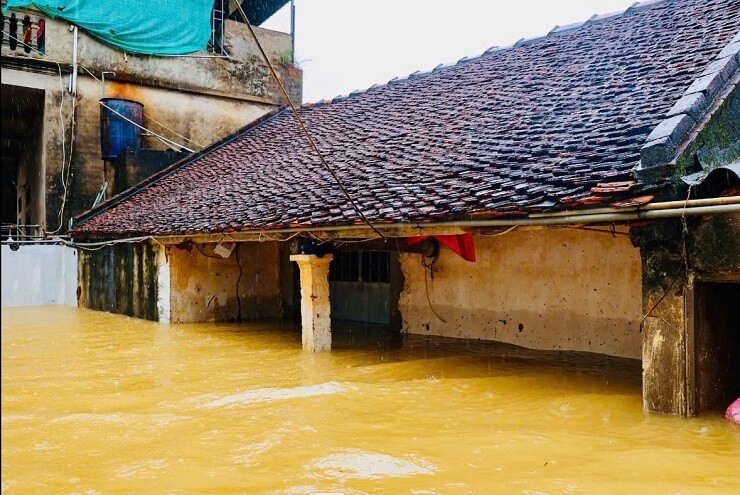 Hà Nội: Ngập gần tới mái nhà, người dân tất tả chạy lũ