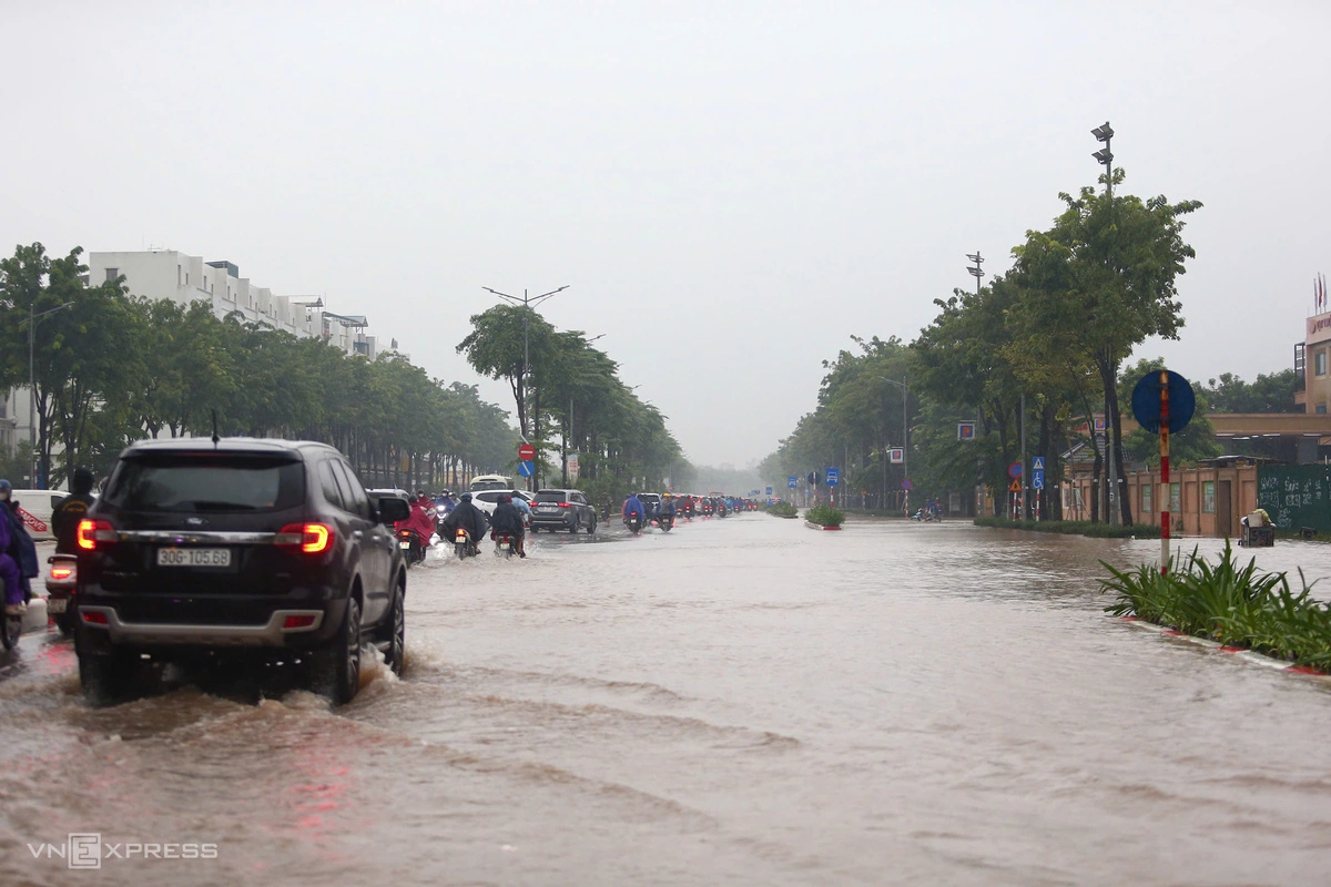 Đường Phạm Tu ngập sâu, xe máy phải đi vào làn đường ôtô tranh ngập. Ảnh: Phạm Chiểu