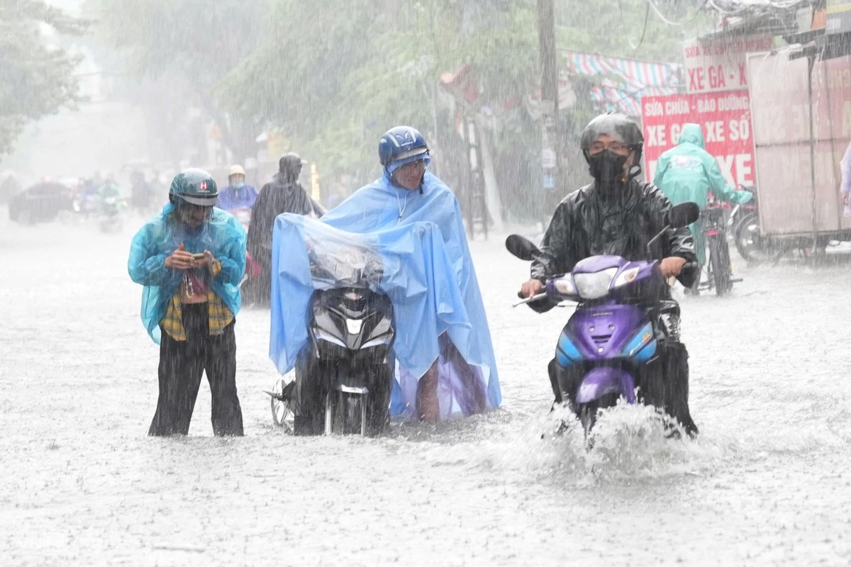 Mưa trắng trời trên đường Mỹ Đình, nhiều xe chết máy. Ảnh: Ngọc Ngọc