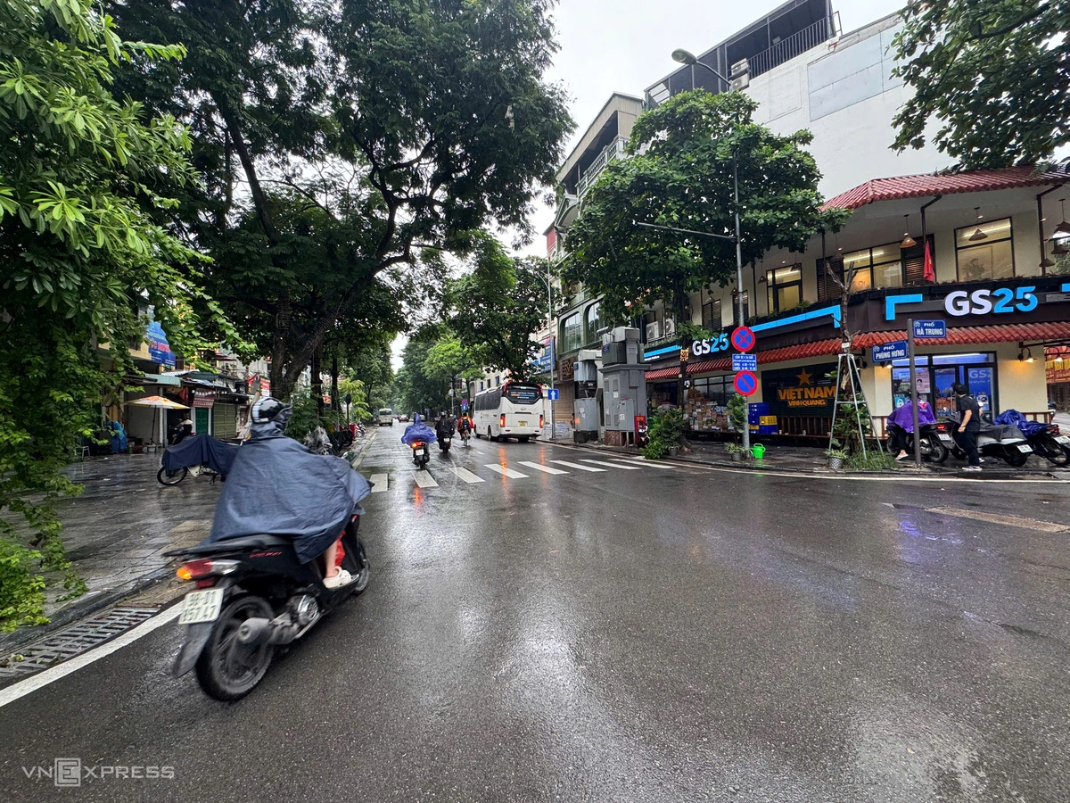 Phố Phùng Hưng khá thông thoáng sáng nay. Ảnh: Giang Huy