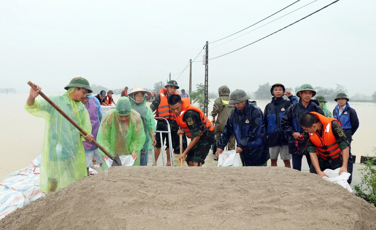 Bộ đội, dân quân đang hộ đê sông Bùi, đoạn qua Xuân Mai. Ảnh: Nguyễn Linh
