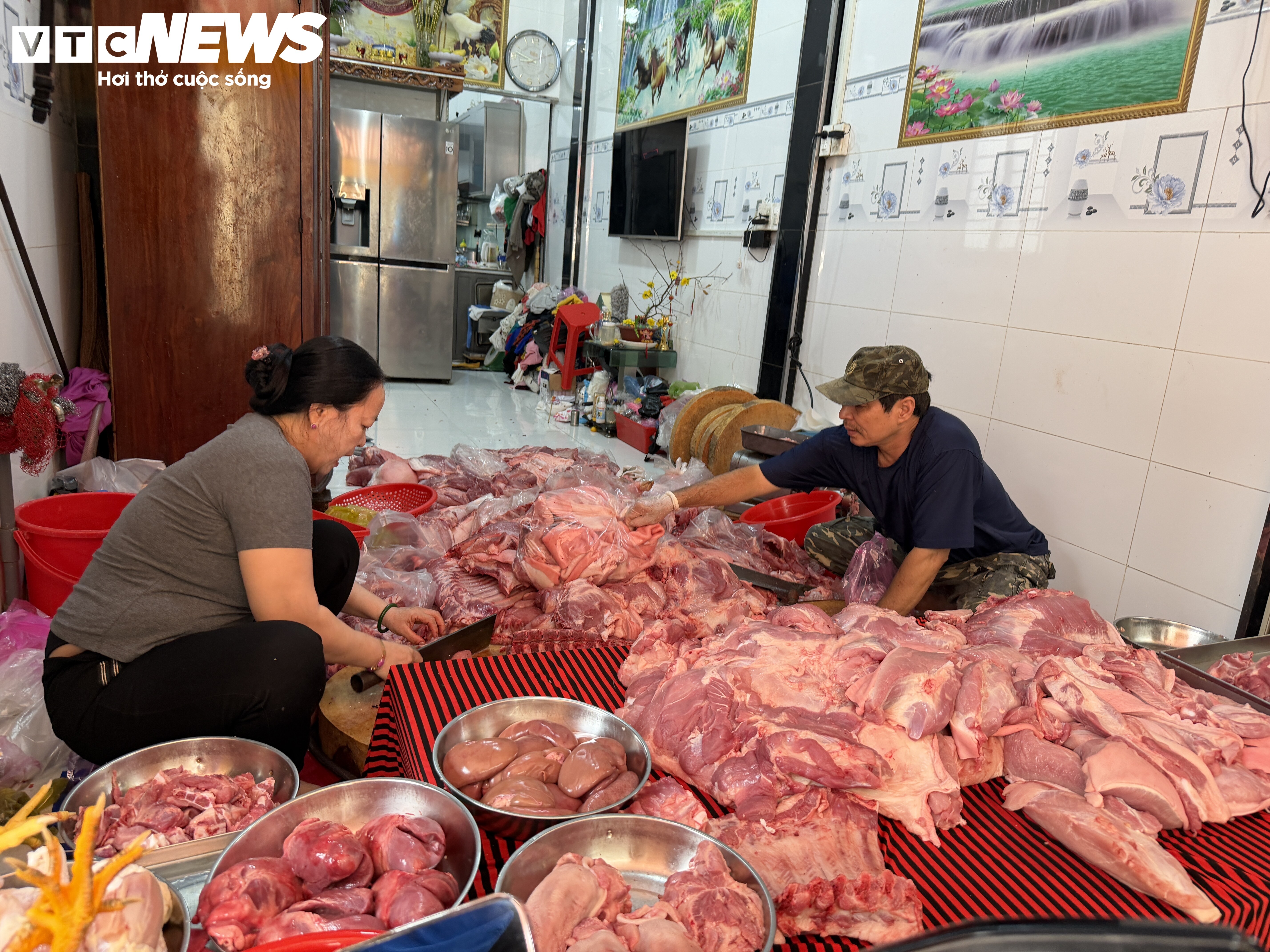 Thịt heo chênh giá nhau từ vài chục đến cả trăm nghìn đồng/kg tại 2 khu chợ.