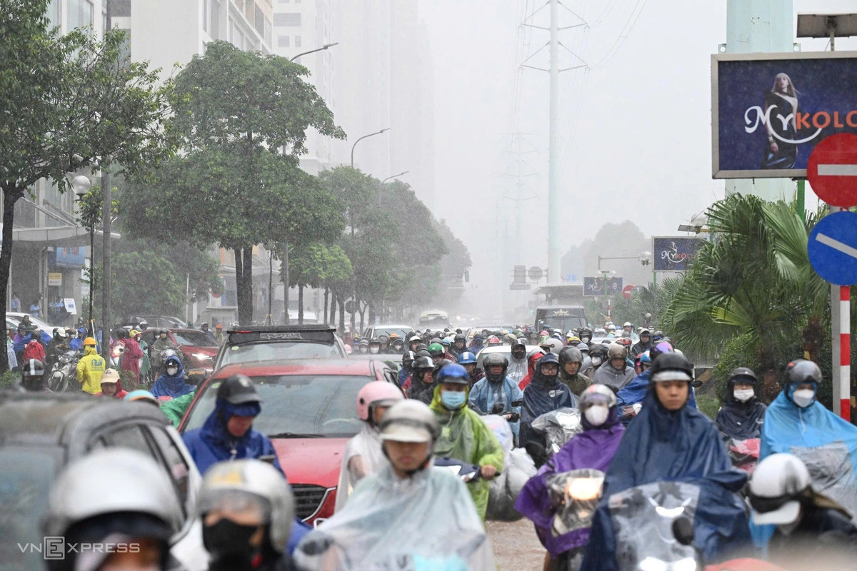 Nước ngập sâu khiến phương tiện qua khu vực Tố Hữu rối loạn. Ảnh: Phạm Chiểu
