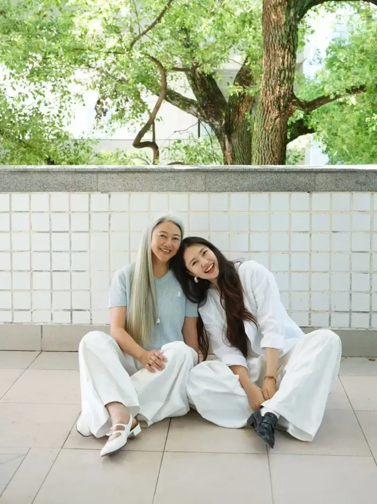 Từ một người từng tự ti về mái tóc, bà Hong không nghĩ có ngày điều này lại trở thành bước ngoặt, mở ra cơ hội làm người mẫu ảnh ở độ tuổi lão niên.