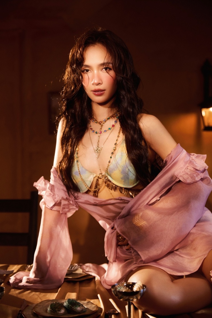 Ái Phương khoe body nóng bỏng trong MV - 4