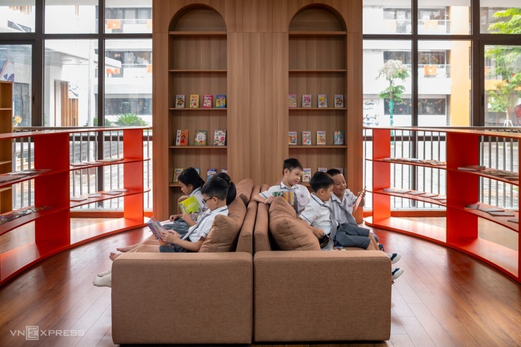 Thư viện rộng gần 400 m2, được coi là trái tim của trường, vì nằm ở tầng 1 của khối nhà trung tâm. Đây không chỉ là nơi học sinh đọc và mượn sách, mà được định hướng trở thành trung tâm học liệu, không gian tổ chức các tiết đọc sách và hoạt động phát triển văn hóa đọc.