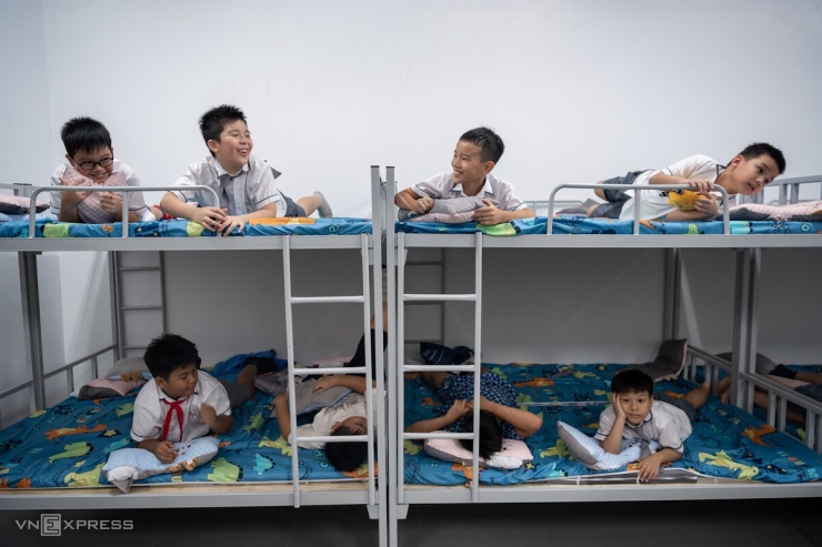Trường công ở Hà Nội có giường tầng, phòng ngủ trưa cho học sinh - 18